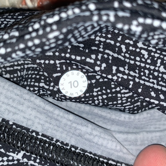 Lululemon- 25” Fast & Free Crop II High-Rise- Dark Grey & Black- Size 10 - Picture 8 of 16